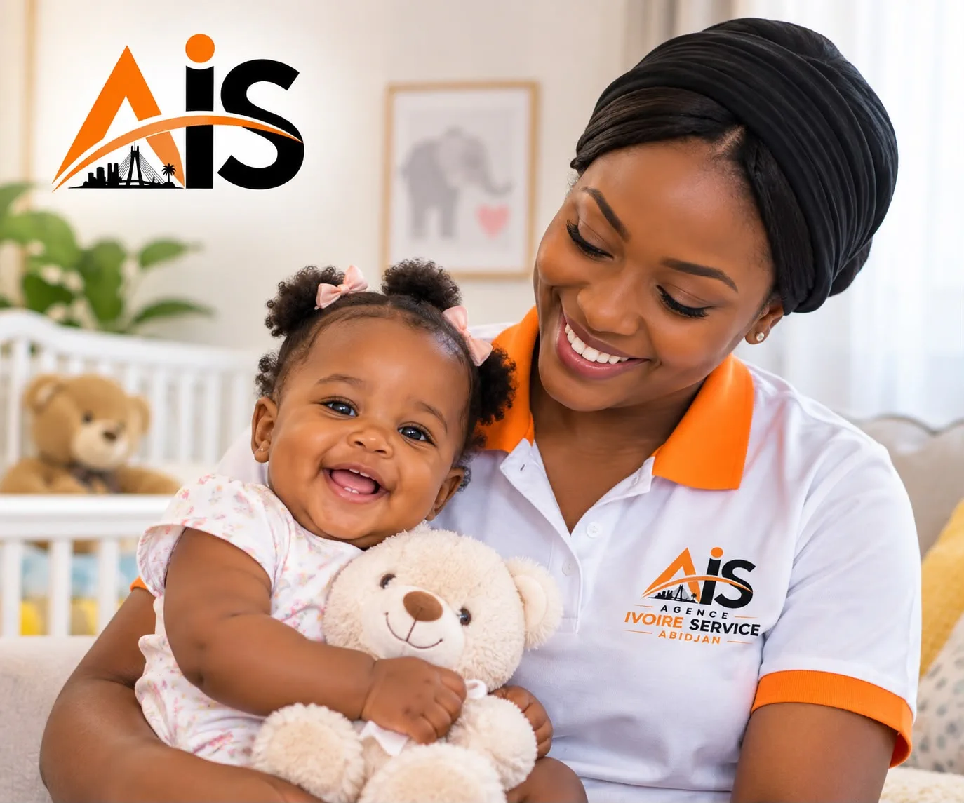 Nounou Agence Ivoire Service tenant un bébé et son nounours dans une chambre