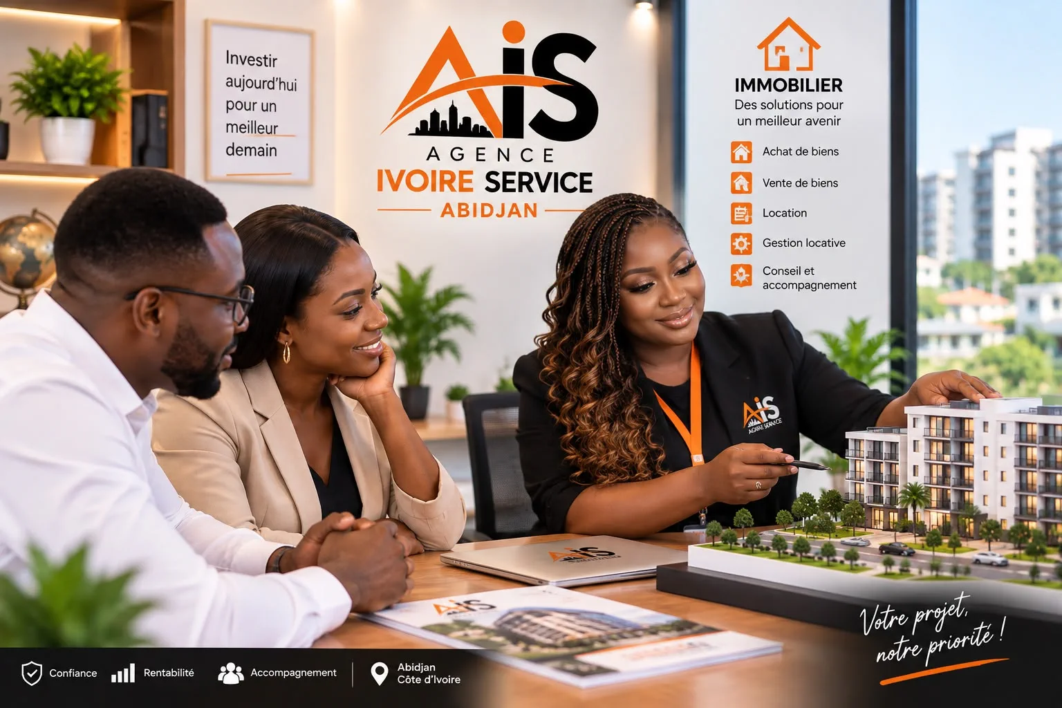 Conseillère immobilière Agence Ivoire Service Abidjan présentant des solutions immobilières à un couple client, avec maquette d'immeuble et ordinateur portable AIS sur un bureau